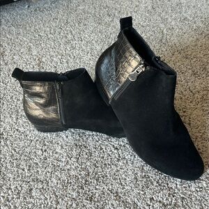 Munro Black Suede Ankle Booties